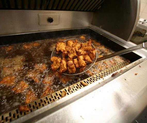 Familiezak Kibbeling 12,50 met gratis saus.