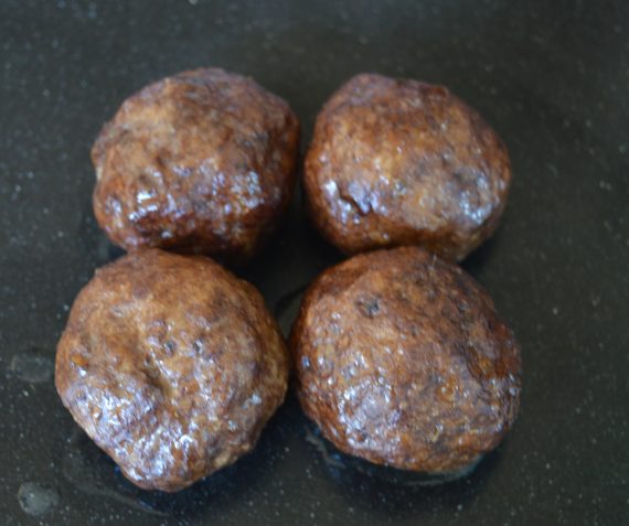 Heerlijke kant en klare gehaktballen. 4 voor €4,-