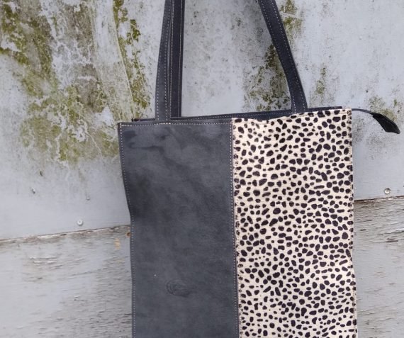 Grijzige suède shopper met zwart/witte koeienhuid