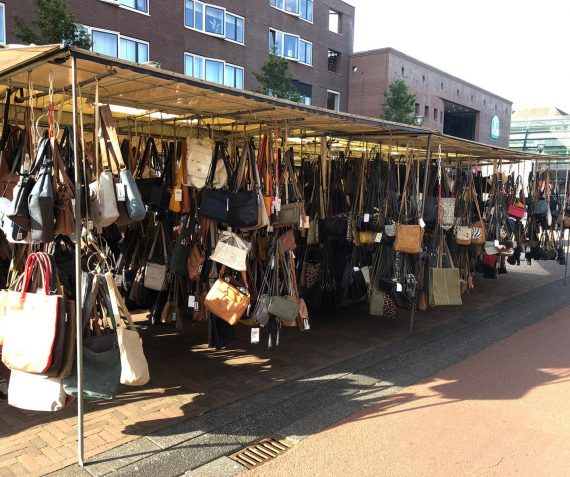 Tassen, portemonnees, rugzakken en mondkapjes!