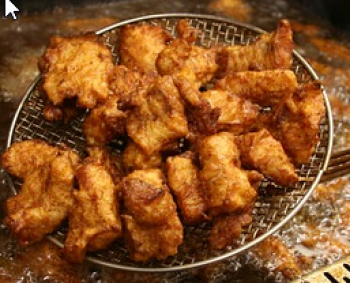 Gezinszak Kibbeling met saus en 2 Hollandse Haringen 17,–