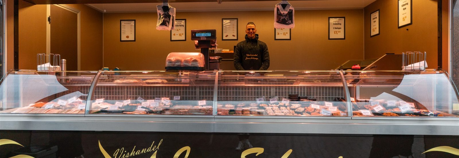 Gezinszak Kibbeling met saus en 2 grote Lekkerbekken 20,–