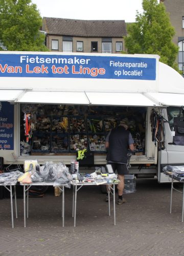 de Mobiele Fietsenmaker op de markt:  Van Lek tot Linge