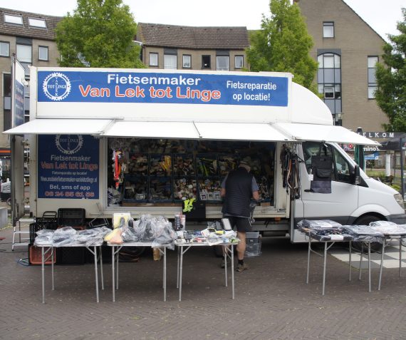 de Mobiele Fietsenmaker op de markt:  Van Lek tot Linge