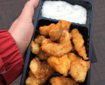 Gezinszak Kibbeling met saus en 2 grote Lekkerbekken 20,–